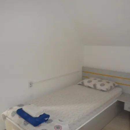 Casa De Vacanta Mady Affittacamere 3*